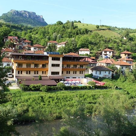 Family Hotel Enica Teteven Exterior photo